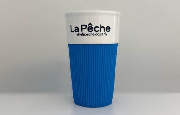Tasse en céramique avec manchon